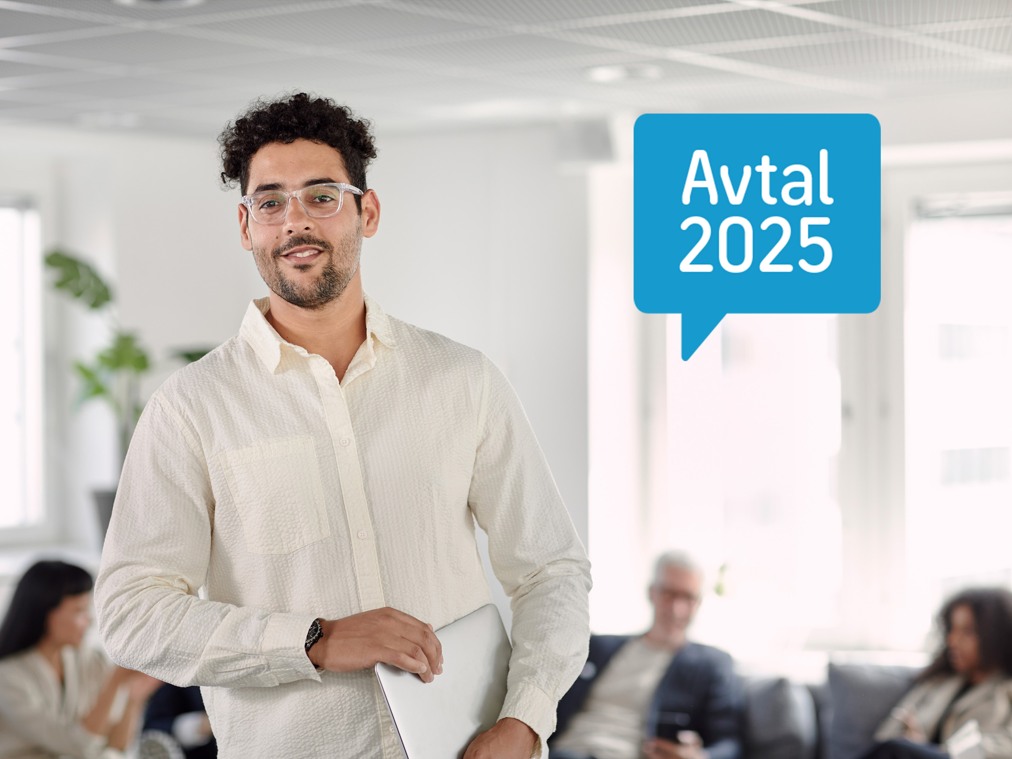 Person klädd i vitt på ett kontor med en blå pratbubbla ovanför sitt huvud med texten Avtal 2025.